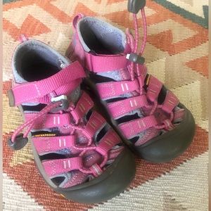VGUC KEEN Little kid 12 Sandals